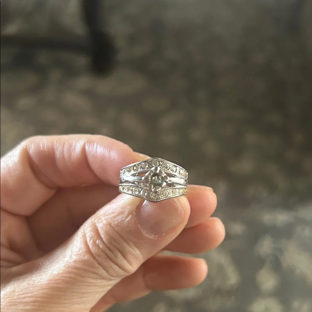 Elegant Silver Women's Ring Size 6 - Picture 10 of 10
